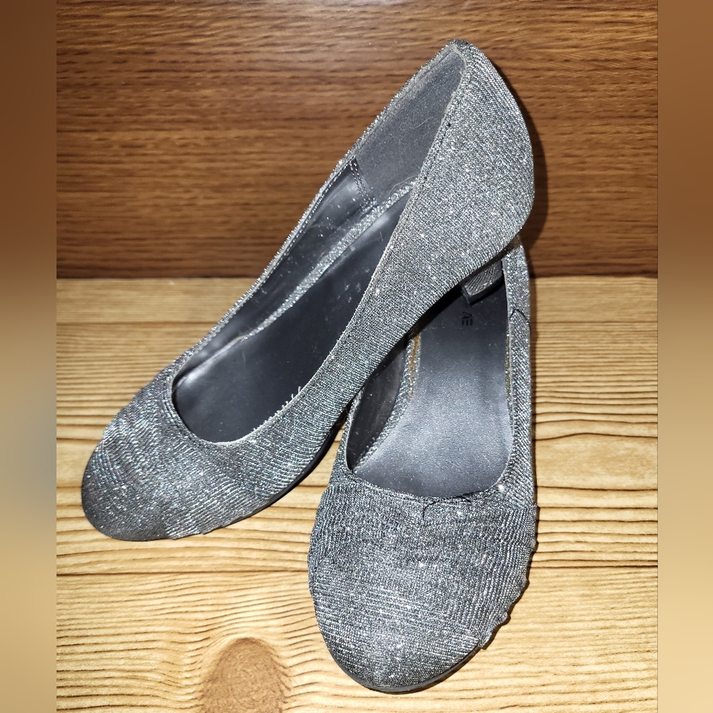 American Eagle Glitter Kitten Heels in Size 3 EUC.